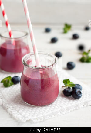 Zwei Gläser von blueberry Smoothie auf weissem Holztisch Stockfoto