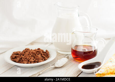 Kokosmilch, Ahornsirup, gemahlen Schokolade Cookies, Balsamico Sauce. Zutaten für Chocolate Chip Eis Zubereitung Stockfoto