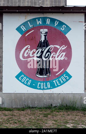 Alte Coca-Cola-Schild an einem Gebäude in Pipe Creek, einer kleinen Gemeinde in Bandera County, Texas Stockfoto