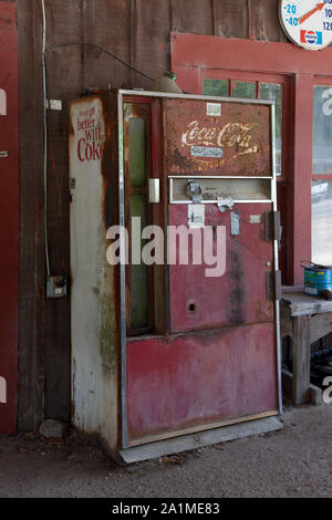 Alte Coca-cola Maschine an einer Tankstelle in historischen Stockton, Alabama Stockfoto