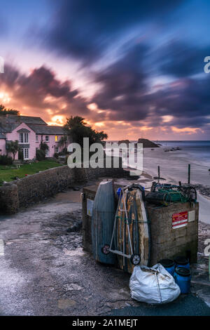 Bude, North Cornwall, England. Freitag, 27 September 2019. UK Wetter. Nach einer stürmischen Tag, die Sonne über dem Wellenbrecher, wie schwere Duschen und starke Winde weiter Bude in Cornwall zu zerschlagen. Terry Mathews/Alamy Leben Nachrichten. Stockfoto