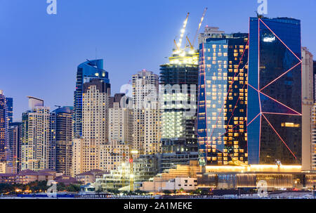 Atemberaubende Aussicht auf die beleuchtete Skyline Dubai Marina mit moderne und futuristische Wolkenkratzer. Dubai, Vereinigte Arabische Emirate (VAE) Stockfoto