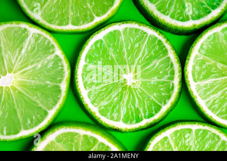 Mehrere Kalk Dias nahe beieinander auf grünem Hintergrund Stockfoto