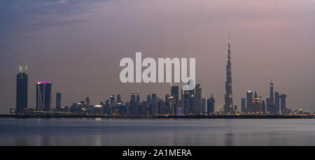 Beleuchtete Skyline von Dubai mit hohen Wolkenkratzer und den Burj Khalifa. Burj Dubai, der höchste Turm der Welt. Stockfoto