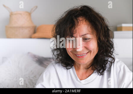 Die Frau im Zimmer. Das Porträt ist emotional. Glückliche Menschen. Stockfoto