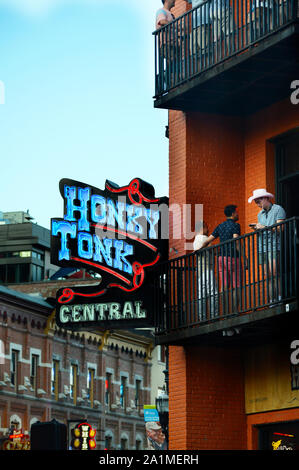 Touristen, die in Nashville, Entertainment District stand von Tennessee auf einem Balkon auf Honky Tonk Zentrale bar Stockfoto