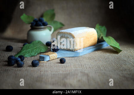 Kein Quark backen roll Cake mit Kokosmilch und Pflaumen gefüllt Stockfoto