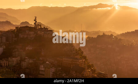 Die Stadt Aizawl im Bundesstaat Tripura im Nordosten von Indien mit den Hügeln im Hintergrund. Stockfoto