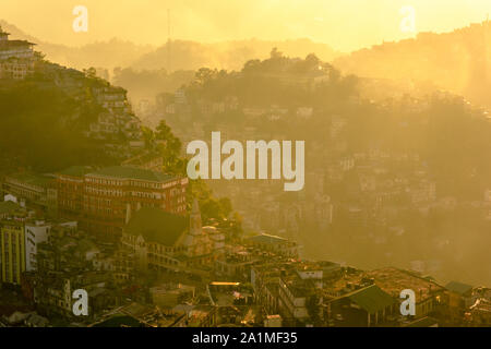 Das Stadtbild der Stadt Aizawl im Bundesstaat Tripura im Nordosten von Indien, dessen Gebäude über eine Reihe von vertikalen Hügel verteilt sind. Stockfoto