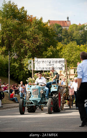 Deutschland, Baden Württemberg, Niederstetten. September 2019. Traditionelle herbstliche Ernte Fest. Dekoriert oldtimer Traktor von Herrenzimmern Stockfoto