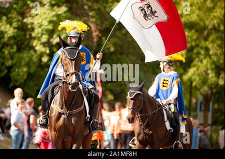 Deutschland, Baden Württemberg, Niederstetten. September 2019. Traditionelle herbstliche Ernte Fest. Dekoriert Traktor mit castl Stockfoto