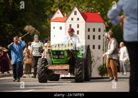 Deutschland, Baden Württemberg, Niederstetten. September 2019. Traditionelle herbstliche Ernte Fest. Dekoriert Traktor mit castl Stockfoto