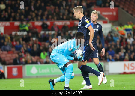 Stoke-on-Trent, Großbritannien. 27 Sep, 2019. Nottingham Forest Torwart Brice Samba (30) fängt den Ball während der efl Sky Bet Championship Match zwischen Stoke City und Nottingham Forest in der bet365-Stadion, Stoke-on-Trent, England am 27. September 2019. Foto von Jurek Biegus. Nur die redaktionelle Nutzung, eine Lizenz für die gewerbliche Nutzung erforderlich. Keine Verwendung in Wetten, Spiele oder einer einzelnen Verein/Liga/player Publikationen. Credit: UK Sport Pics Ltd/Alamy leben Nachrichten Stockfoto