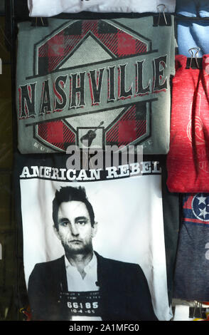 T-Shirts mit einer Festnahme mugshot von Sänger Johnny Cash bedruckt sind unter Souvenirs zum Verkauf in einem Nashville, Tennessee Souvenir shop. Stockfoto