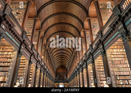 Die langen Raum in der alten Bibliothek des Trinity College in Dublin, Irland. Stockfoto