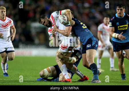 Saint Helens Alex Walmsley wird während des Betfred Super League Halbfinale am völlig Gottlosen Stadion, St Helens angegangen. Stockfoto