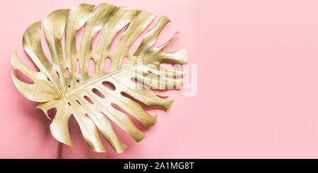 Golden tropischen palm leaf Monstera auf Pastell Luxury Pink. Abstraktes Muster für Design und Platz für Text. Stockfoto
