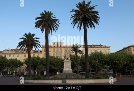 Blick auf den Place Saint-Nicolas in Bastia, Korsika, Frankreich, mit der alten Statue von Napoleon Bonaparte als römischer Kaiser, auf der gemeißelt Stockfoto