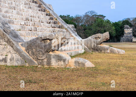 Chichen Itza, Mexiko. Schlange Skulptur an der Basis der Treppen von El Castillo. Stockfoto