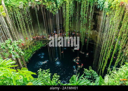 Chichen Itza, Mexiko. Cenote Ik Kil, natürlich gut. Halbinsel Yucatan. Stockfoto