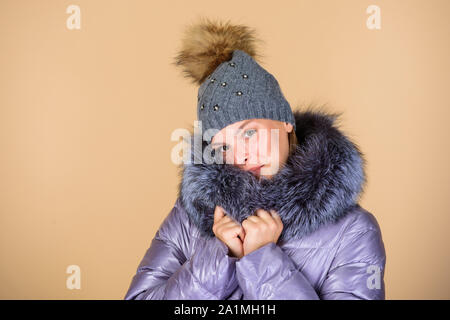 Angenehme Gedanken. Mädchen in Beanie-mütze. fellimitat Mode. Frau in gepolsterten warmen Mantel. Grippe und kalt. saisonale Mode. Schönheit im Winter Kleidung. kalte Jahreszeit einkaufen. happy Winter Urlaub. Für das neue Jahr. Stockfoto