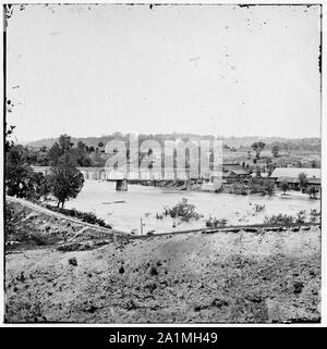 [Richmond, Virginia Railroad Bridge und der alten Herrschaft Eisen- und Nagel arbeitet auf Belle Isle]; Stockfoto