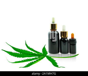Close up Flasche mit CBD Öl- und Cannabis leaf auf weißem Hintergrund, medizinisches Marihuana Konzept Stockfoto