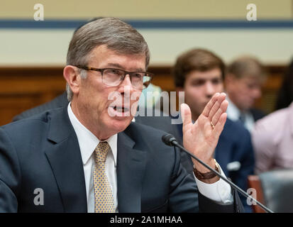 Vice Admiral Joseph Maguire (US-Navy im Ruhestand), stellvertretender Direktor des nationalen Geheimdienstes, bezeugt vor der US House Permanent Select Committee on Intelligence auf der Whistleblower Beschwerde auf dem Capitol Hill in Washington, DC am Donnerstag, 26. September 2019. Quelle: Ron Sachs/CNP (Einschränkung: Keine New York oder New Jersey Zeitungen oder Zeitschriften innerhalb eines 75-Meilen-Radius von New York City) | Verwendung weltweit Stockfoto