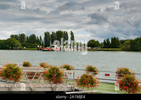 Duclair, Seine-Maritime/Frankreich - 13. August 2019: Auto und LKW Fähre den Fluss Seine Kreuzung in Jumièges in der Haute-normandie Stockfoto