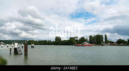 Duclair, Seine-Maritime/Frankreich - 13. August 2019: Auto und LKW Fähre den Fluss Seine Kreuzung in Jumièges in der Haute-normandie Stockfoto