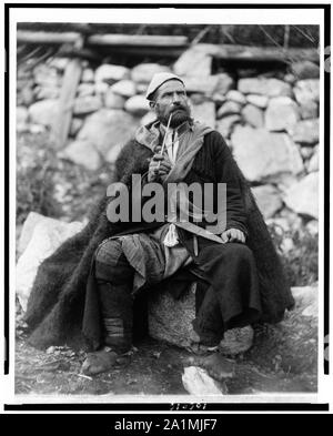 Alte Bauern mit Dolch und lange rauchen Pfeife, Mestia, Svanetien, Georgien (Republik) Stockfoto