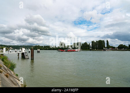 Duclair, Seine-Maritime/Frankreich - 13. August 2019: Auto und LKW Fähre den Fluss Seine Kreuzung in Jumièges in der Haute-normandie Stockfoto