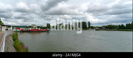 Duclair, Seine-Maritime/Frankreich - 13. August 2019: Auto und LKW Fähre den Fluss Seine Kreuzung in Jumièges in der Haute-normandie Stockfoto