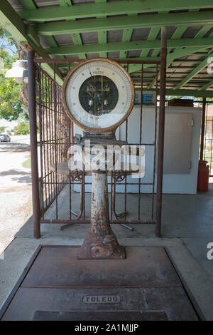 Alte Skala auf der Veranda des Hye store und Post in Blanco County Courthouse in Johnson City, Texas Stockfoto