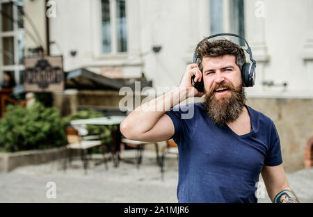 Musik Chart. Lassen Sie die Musik sprechen. Emotionale Mann mit Kopfhörer Musik hören. Wir lieben Musik. Reifen Hipster mit Bart. Bärtiger Mann. brutale kaukasischen Hipster mit Schnurrbart. Hipster Mode. Stockfoto