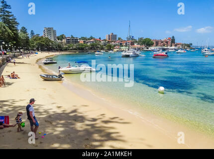 Die Menschen genießen Sie einen sonnigen Tag an der Manly Cove Beach in Sydney, Australien. Stockfoto