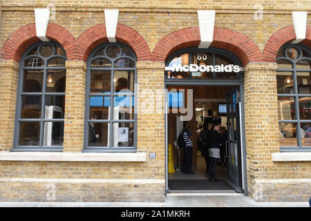 London, Großbritannien. 16. Juli, 2019. McDonald's und Logo in London Bridge Bereich gesehen. Credit: Petra Figuero/SOPA Images/ZUMA Draht/Alamy leben Nachrichten Stockfoto