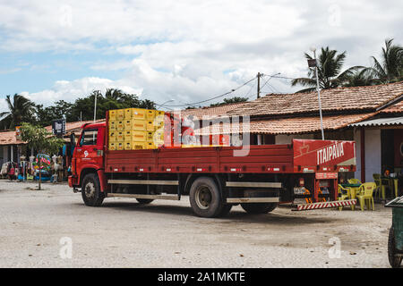 Lieferwagenfahrer liefert Itaipava-Bier und nimmt gebrauchte Glasbierflaschen ab, die in Bahia, Nord-Ost-Brasilien, recycelt werden sollen Stockfoto
