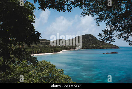 Türkisfarbenes Wasser rund um die Küste der Südwestbucht auf der Isla de Providencia, einer Insel in der karibischen Region Kolumbiens Stockfoto