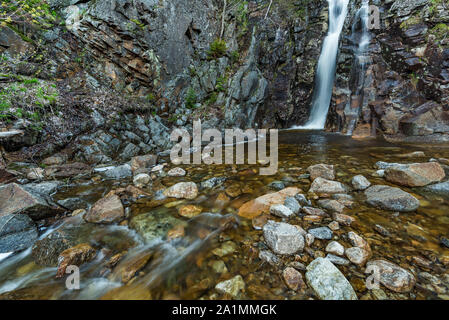 Silver Cascade im Frühjahr, White Mountain National Forest, Crawford Notch State Park, Carroll Co, NH Stockfoto