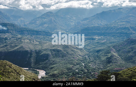 Der Fluss führt durch den Cañon Chicamocha oder den Chicamocha Canyon in Santander Kolumbien. Der zweitgrößte Canyon der Welt - steil und üppig grün Stockfoto