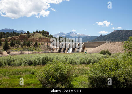 Olympus Damm, die einen Teil der Big Thompson River in Larimer County, Colorado, in den Lake Estes, östlich der Innenstadt von in der Stadt von Estes Park Stockfoto