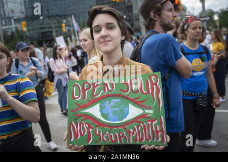 Toronto, Kanada. September 27, 2019: Aktivisten in Toronto in der globalen "Freitags für Zukunft' klima Streik teilnehmen. Der Protest ist Teil einer weltweiten Bewegung, die fordert unverzügliche Maßnahmen in Bezug auf den Klimawandel. Credit: Giles Campbell/ZUMA Draht/Alamy leben Nachrichten Stockfoto