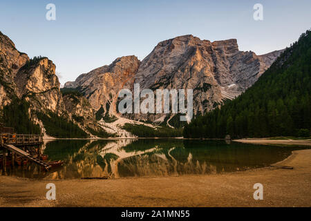 Pragser See bei Sonnenuntergang im Herbst Stockfoto