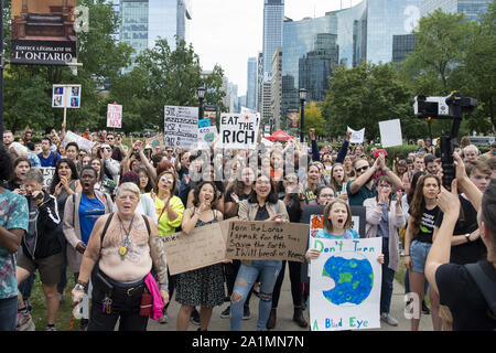 Toronto, Kanada. September 27, 2019: Aktivisten in Toronto in der globalen "Freitags für Zukunft' klima Streik teilnehmen. Der Protest ist Teil einer weltweiten Bewegung, die fordert unverzügliche Maßnahmen in Bezug auf den Klimawandel. Credit: Giles Campbell/ZUMA Draht/Alamy leben Nachrichten Stockfoto