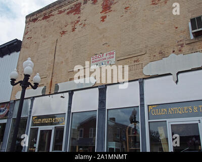 Antiquitäten Shop und eigene Ordnung der Odd Fellows Lodge in der kleinen mittleren Westen der amerikanischen Stadt Morgantown, Indiana, USA, Juli 29, 2019, © katharine Stockfoto