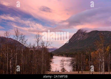 Dämmerung Himmel über dem Chilko River, Chilcotin Wildnis, British Columbia, Kanada Stockfoto