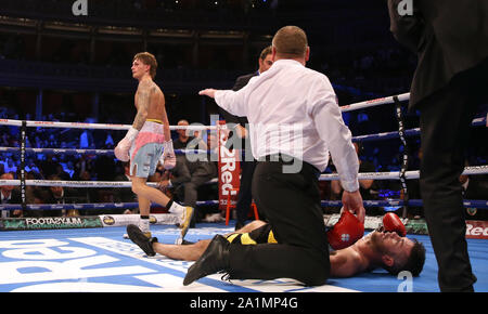 Archie scharf reagiert, nachdem Klopfen Declan Geraghty in ihrer WBO Europäischen Super-Featherweight Meisterschaftzeitraum in der Royal Albert Hall, London. Stockfoto