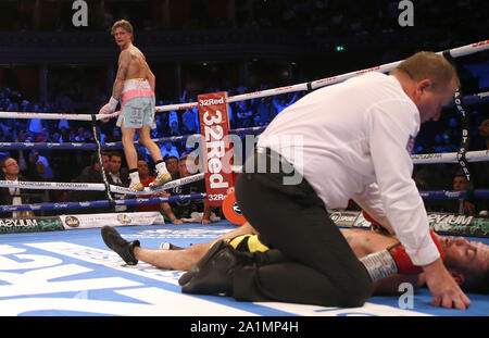 Archie scharf reagiert, nachdem Klopfen Declan Geraghty in ihrer WBO Europäischen Super-Featherweight Meisterschaftzeitraum in der Royal Albert Hall, London. Stockfoto