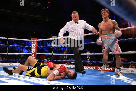 Archie scharf reagiert, nachdem Klopfen Declan Geraghty in ihrer WBO Europäischen Super-Featherweight Meisterschaftzeitraum in der Royal Albert Hall, London. Stockfoto